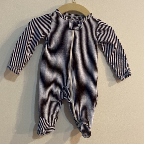 4 newborn onesie sleepers. Zipper. - Picture 5 of 5